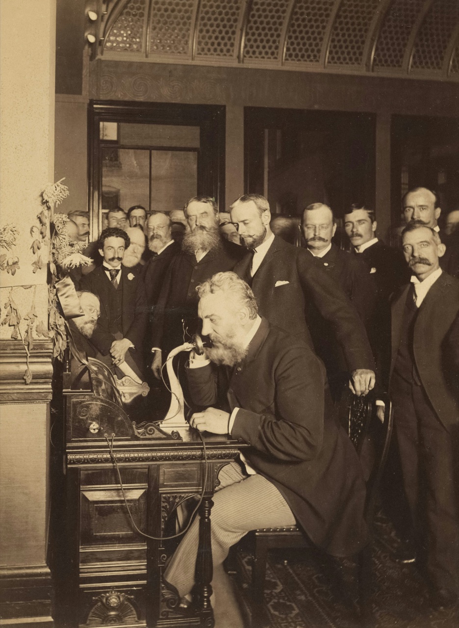 Alexander Graham Bell falando ao telefone, inaugurando a linha de longa distância Nova York-Chicago, 1892