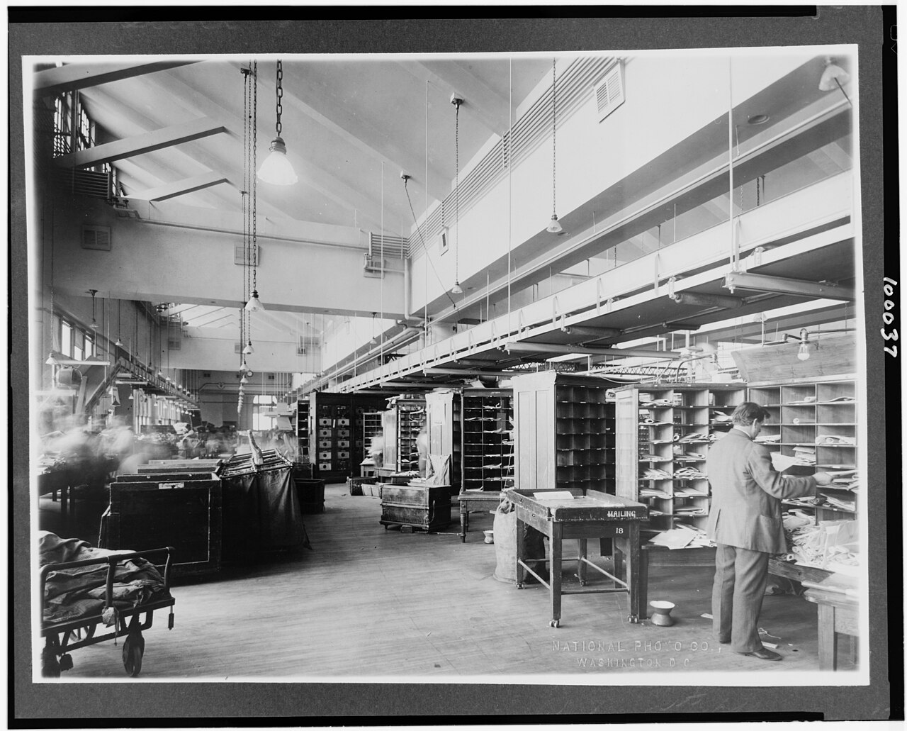 Sala de triagem de correspondência dos Correios dos EUA, cerca de 1920