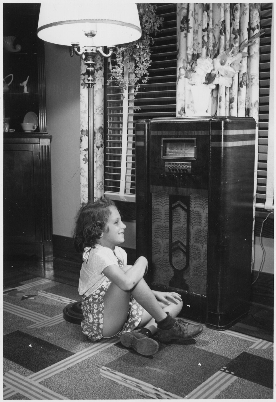 Menina ouvindo rádio doméstico, arquivo federal americano, c. 1933-45