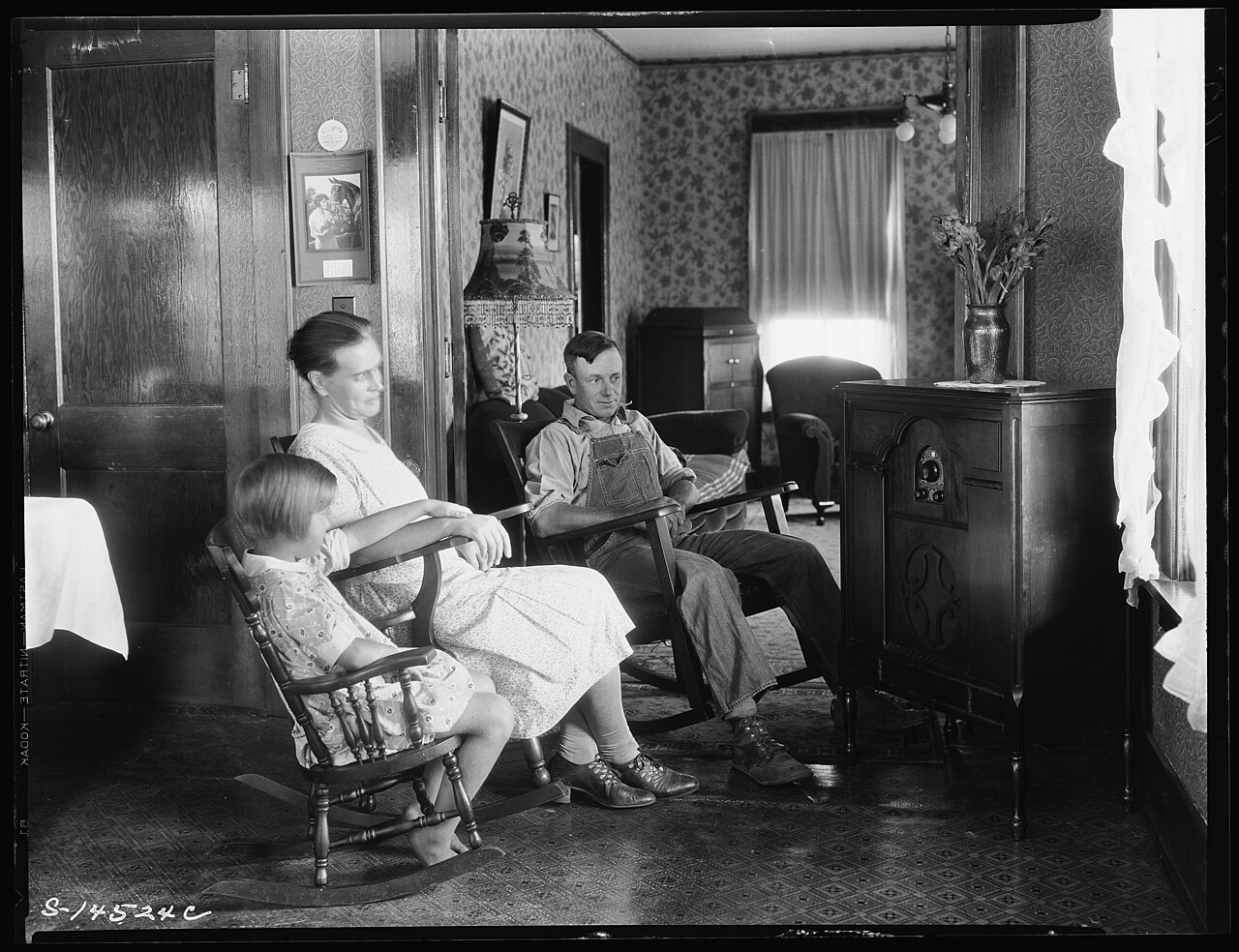 Família ouvindo rádio em casa, 1926