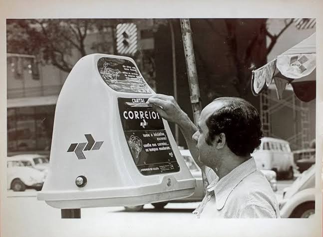 Homem postando carta numa caixa de coleta dos Correios, Brasil, cerca de 1980