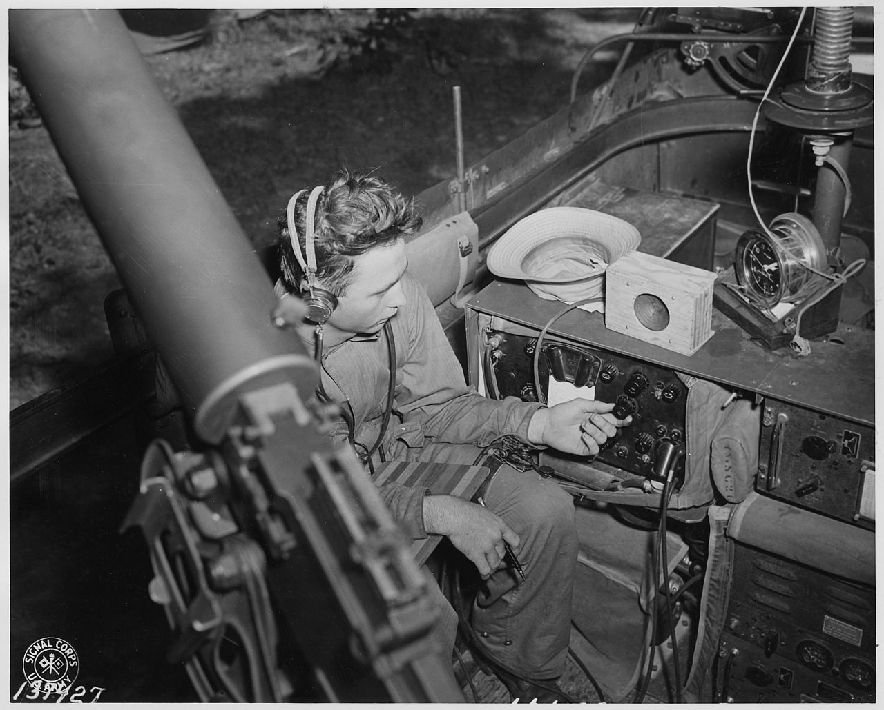 Soldado operando rádio de campanha, 1941