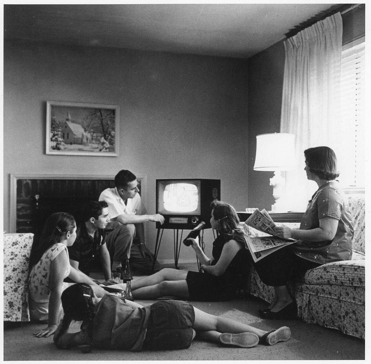Família assistindo televisão, 1958