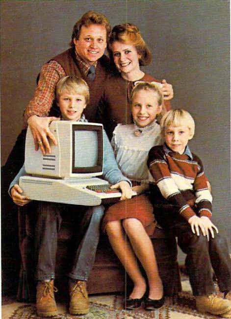 Retrato de família posada com um computador doméstico