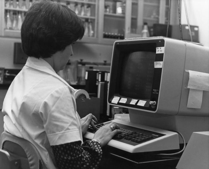 Início do uso do computador pessoal no trabalho, anos 1980