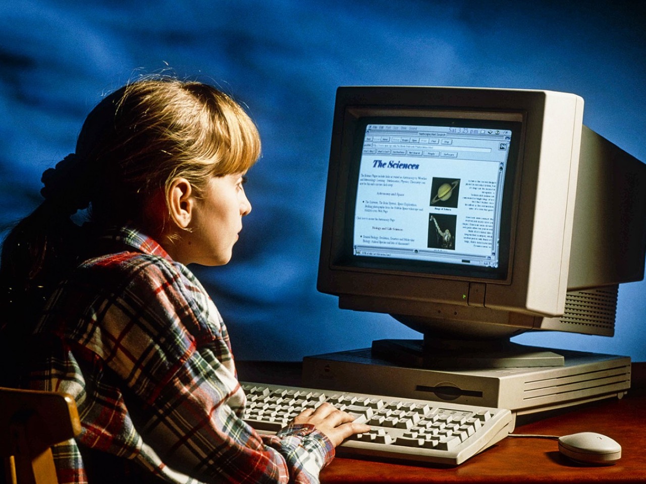 Criança navegando na internet num computador doméstico, 1994