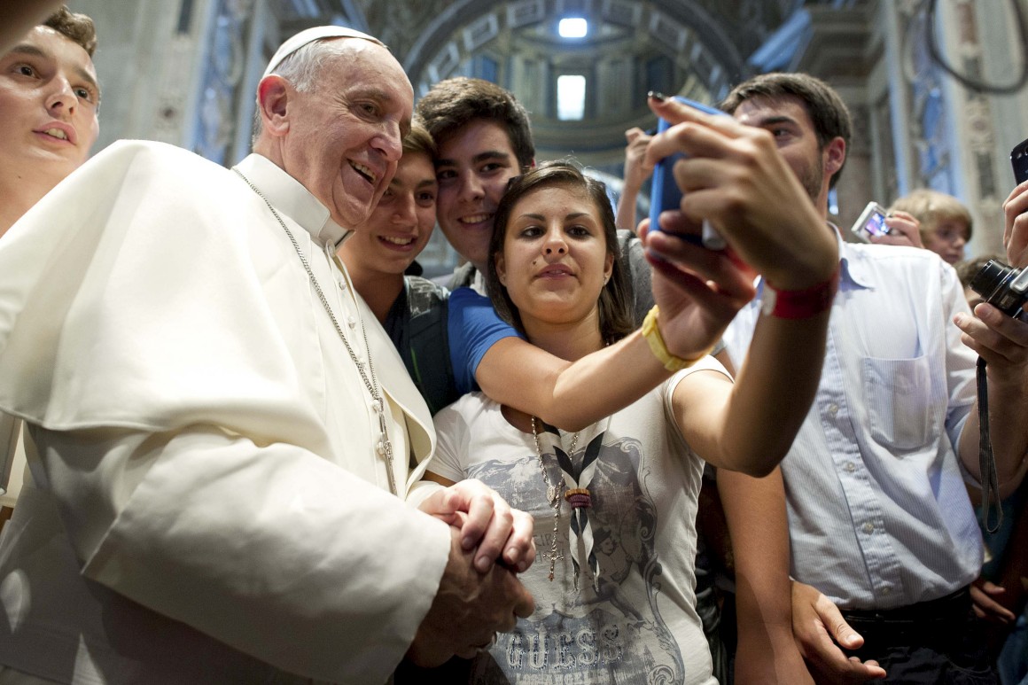 Papa Francisco tira selfie com jovens na Basílica de São Pedro, Vaticano, 2013